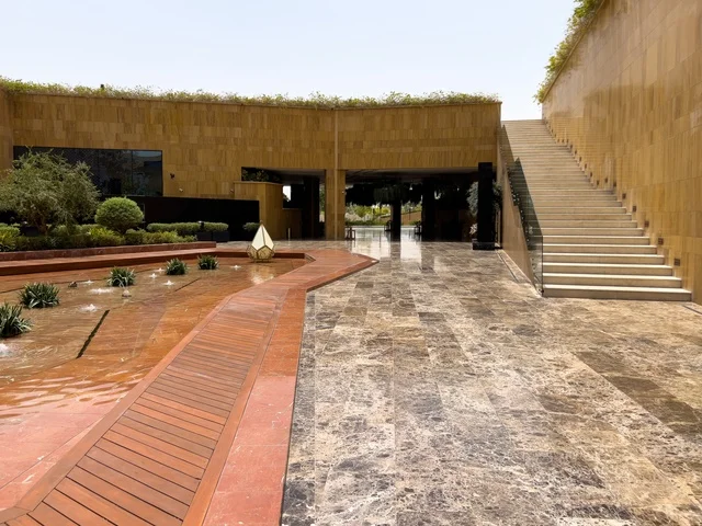 مكاتب الشركات العالمية والمرافق التجارية والترفيهية، وجهة عصرية وراقية، التصميم المعماري على الطراز الحديث ، الحي التجاري الحديث في العاصمة، حي ليسن فالي في الرياض، المطاعم والمقاهي الأنيقة ومناطق الفعاليات المفتوحة، أماكن ومساحات خضراء للمشي والاسترخاء