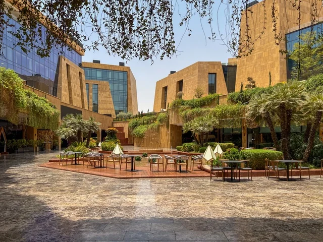 وجهة عصرية وراقية، التصميم المعماري على الطراز الحديث ، الحي التجاري الحديث في العاصمة، حي ليسن فالي في الرياض، مكاتب الشركات العالمية والمرافق التجارية والترفيهية، المطاعم والمقاهي الأنيقة ومناطق الفعاليات المفتوحة، أماكن ومساحات خضراء للمشي والاسترخاء