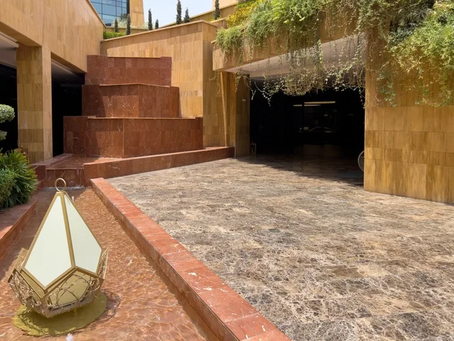 وجهة عصرية وراقية، التصميم المعماري على الطراز الحديث ، الحي التجاري الحديث في العاصمة، حي ليسن فالي في الرياض، مكاتب الشركات العالمية والمرافق التجارية والترفيهية، المطاعم والمقاهي الأنيقة ومناطق الفعاليات المفتوحة، أماكن ومساحات خضراء للمشي والاسترخاء