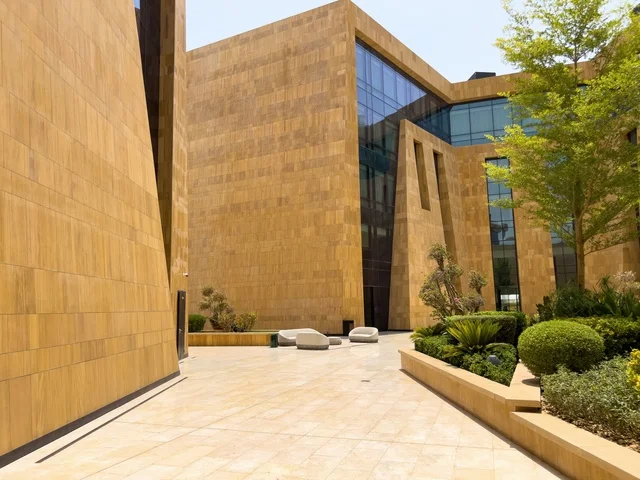 مكاتب الشركات العالمية والمرافق التجارية والترفيهية، وجهة عصرية وراقية، التصميم المعماري على الطراز الحديث ، الحي التجاري الحديث في العاصمة، حي ليسن فالي في الرياض، المطاعم والمقاهي الأنيقة ومناطق الفعاليات المفتوحة، أماكن ومساحات خضراء للمشي والاسترخاء