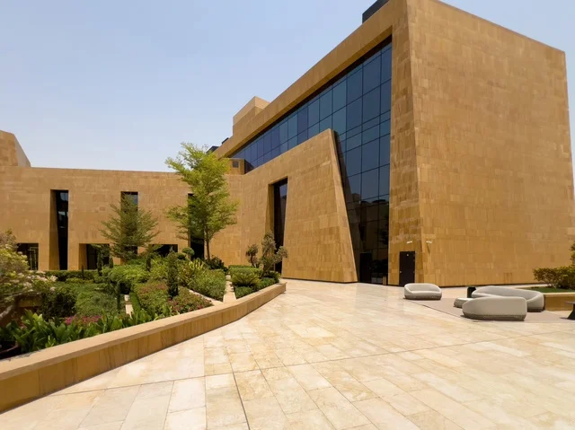 أماكن ومساحات خضراء للمشي والاسترخاء، المطاعم والمقاهي الأنيقة ومناطق الفعاليات المفتوحة، حي ليسن فالي في الرياض، مكاتب الشركات العالمية والمرافق التجارية والترفيهية، وجهة عصرية وراقية، التصميم المعماري على الطراز الحديث ، الحي التجاري الحديث في العاصمة