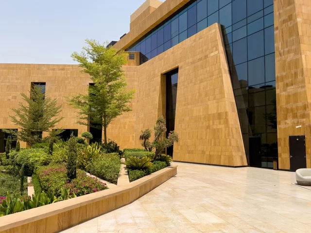 وجهة عصرية وراقية، التصميم المعماري على الطراز الحديث ، الحي التجاري الحديث في العاصمة، حي ليسن فالي في الرياض، مكاتب الشركات العالمية والمرافق التجارية والترفيهية، المطاعم والمقاهي الأنيقة ومناطق الفعاليات المفتوحة، أماكن ومساحات خضراء للمشي والاسترخاء