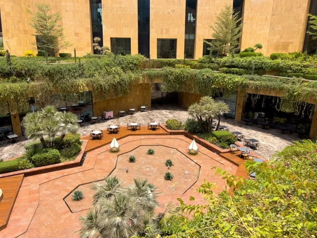 أماكن ومساحات خضراء للمشي والاسترخاء، المطاعم والمقاهي الأنيقة ومناطق الفعاليات المفتوحة، حي ليسن فالي في الرياض، مكاتب الشركات العالمية والمرافق التجارية والترفيهية، وجهة عصرية وراقية، التصميم المعماري على الطراز الحديث ، الحي التجاري الحديث في العاصمة