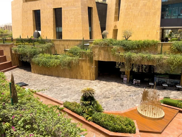 حي ليسن فالي في الرياض، مكاتب الشركات العالمية والمرافق التجارية والترفيهية، وجهة عصرية وراقية، التصميم المعماري على الطراز الحديث ، الحي التجاري الحديث في العاصمة، المطاعم والمقاهي الأنيقة ومناطق الفعاليات المفتوحة، أماكن ومساحات خضراء للمشي والاسترخاء