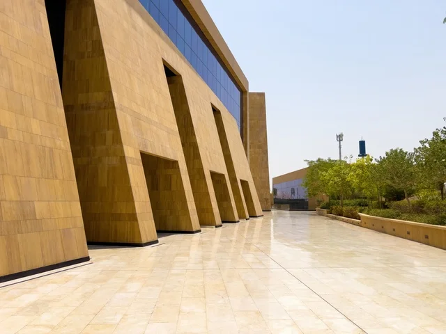 المطاعم والمقاهي الأنيقة ومناطق الفعاليات المفتوحة، حي ليسن فالي في الرياض، مكاتب الشركات العالمية والمرافق التجارية والترفيهية، وجهة عصرية وراقية، التصميم المعماري على الطراز الحديث ، الحي التجاري الحديث في العاصمة، أماكن ومساحات خضراء للمشي والاسترخاء