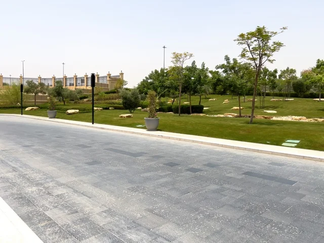 الحي التجاري الحديث في العاصمة، حي ليسن فالي في الرياض، وجهة عصرية وراقية، مكاتب الشركات العالمية والمرافق التجارية والترفيهية، المطاعم والمقاهي الأنيقة ومناطق الفعاليات المفتوحة، التصميم المعماري على الطراز الحديث ، أماكن ومساحات خضراء للمشي والاسترخاء