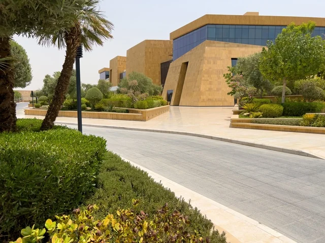 التصميم المعماري على الطراز الحديث ، الحي التجاري الحديث في العاصمة، حي ليسن فالي في الرياض، وجهة عصرية وراقية، مكاتب الشركات العالمية والمرافق التجارية والترفيهية، المطاعم والمقاهي الأنيقة ومناطق الفعاليات المفتوحة، أماكن ومساحات خضراء للمشي والاسترخاء