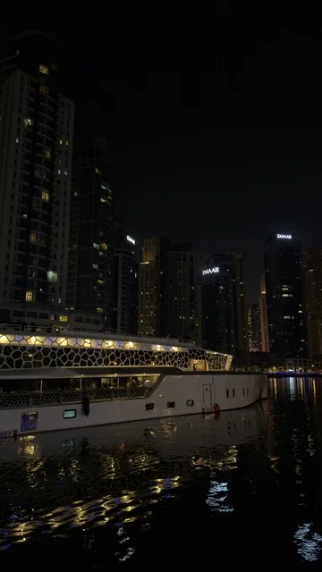 المباني والمنشآت التجارية في الامارات العربية المتحدة, الفن الهندسي المعماري على الطراز الحديث للأبراج وناطحات السحاب، معالم وأماكن سياحية مشهورة في مدينة دبي، جذب واستقطاب السياح من أنحاء العالم, النمو والتطور العمراني لأبراج الإمارات المالية المضيئة ليلاً