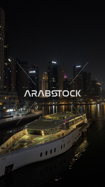 المباني والمنشآت التجارية في الامارات العربية المتحدة, الفن الهندسي المعماري على الطراز الحديث للأبراج وناطحات السحاب، معالم وأماكن سياحية مشهورة في مدينة دبي، جذب واستقطاب السياح من أنحاء العالم, النمو والتطور العمراني لأبراج الإمارات المالية المضيئة ليلاً
