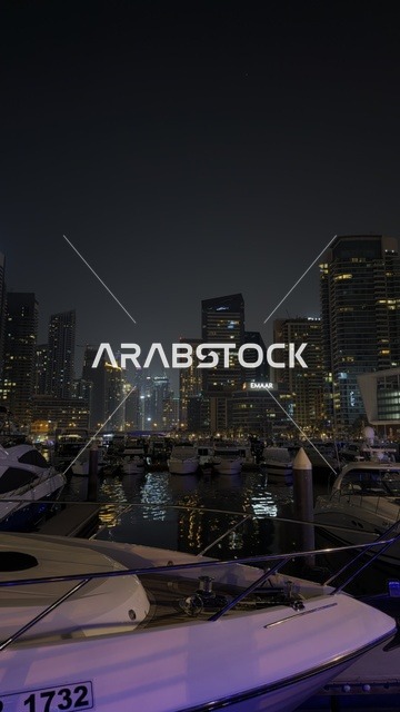 النمو والتطور العمراني لأبراج الإمارات المالية المضيئة ليلاً،  المباني والمنشآت التجارية في الامارات العربية المتحدة, الفن الهندسي المعماري على الطراز الحديث للأبراج وناطحات السحاب، معالم وأماكن سياحية مشهورة في مدينة دبي، جذب واستقطاب السياح من أنحاء العالم