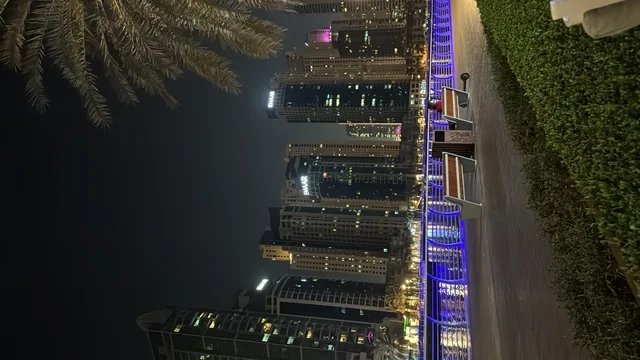 الواجهة البحرية على ساحل الخليج العربي، النمو والتطور العمراني للأبراج وناطحات السحاب المضيئية في وقت الليل في دولة الإمارات العربية المتحدة، معالم إمارة دبي السياحية المشهورة,  الفن الهندسي المعماري للمباني والمنشآت المطلة على المرفأ