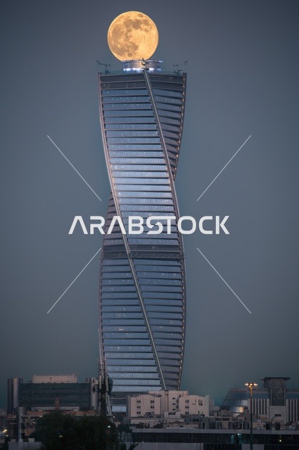 النمو والتطور العمراني، برج المجدول في مدينة الرياض في وقت الليل، الفنون الهندسية المعمارية لناطحات السحاب في المملكة العربية السعودية، معالم الرياض السياحية، المباني والأبراج التجارية المشهورة، اكتما القمر فوق البرج (بدر)