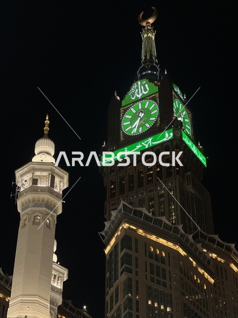 العبادة والتقرب إلى الله، معالم دينية اسلامية، صورة مقربة لبرج الساعة في مكة المكرمة في المملكة العربية السعودية ليلا،  بيت الله الحرام، أبراج الحرم المكي، مبنى برج الساعة الملكي المضيء بالمسجد الحرام، أطول برج ساعة في العالم