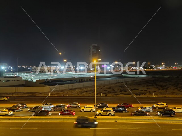 طريق الدمام السريع في مدينة الخبر شرق المملكة العربية السعودية ، حركة سير السيارات على الطريق العام في وضع الليل ، السياحة في السعودية ، طريق الخبر السريع في المساء , طريق الخبر السريع ومدرسة القيادة وسط مدينة الخبر بجوار فندق كمبينسكي