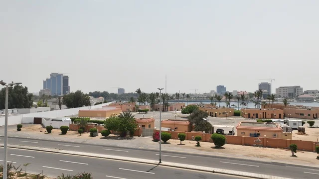 الاهتمام بزراعة أشجار النخيل الخضراء والنباتات في المدن السياحية، النوافذ والرواشين والأبواب المصنوعة من الخشب، مناطق أثرية شعبية مشهورة في المملكة العربية السعودية, المباني التراثية في مدينة جدة التاريخية في النهار حي الحجاز، البناء الهندسي المعماري على النمط القديم