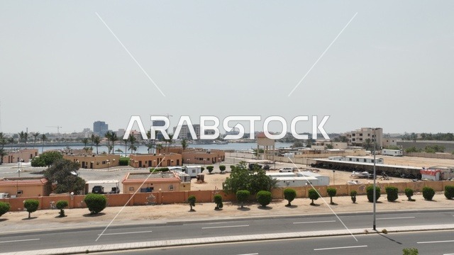 النوافذ والرواشين والأبواب المصنوعة من الخشب، الاهتمام بزراعة أشجار النخيل الخضراء والنباتات في المدن السياحية، مناطق أثرية شعبية مشهورة في المملكة العربية السعودية, المباني التراثية في مدينة جدة التاريخية في النهار حي الحجاز، البناء الهندسي المعماري على النمط القديم