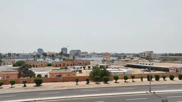 النوافذ والرواشين والأبواب المصنوعة من الخشب، الاهتمام بزراعة أشجار النخيل الخضراء والنباتات في المدن السياحية، مناطق أثرية شعبية مشهورة في المملكة العربية السعودية, المباني التراثية في مدينة جدة التاريخية في النهار حي الحجاز، البناء الهندسي المعماري على النمط القديم