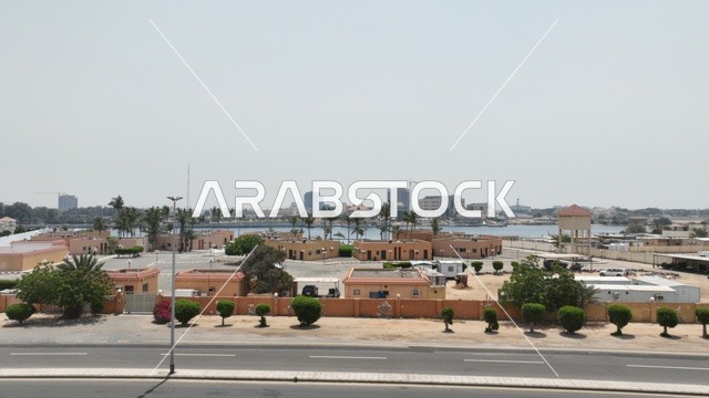 المباني التراثية في مدينة جدة التاريخية في النهار حي الحجاز، النوافذ والرواشين والأبواب المصنوعة من الخشب، الاهتمام بزراعة أشجار النخيل الخضراء والنباتات في المدن السياحية، مناطق أثرية شعبية مشهورة في المملكة العربية السعودية, البناء الهندسي المعماري على النمط القديم