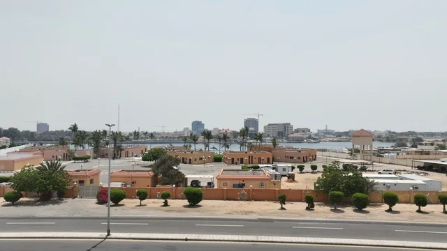 المباني التراثية في مدينة جدة التاريخية في النهار حي الحجاز، النوافذ والرواشين والأبواب المصنوعة من الخشب، الاهتمام بزراعة أشجار النخيل الخضراء والنباتات في المدن السياحية، مناطق أثرية شعبية مشهورة في المملكة العربية السعودية, البناء الهندسي المعماري على النمط القديم