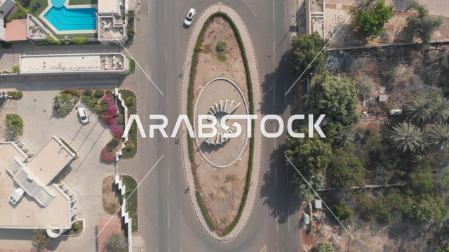 ميدان في مدينة جدة التاريخية في النهار حي الحجاز، النوافذ والرواشين والأبواب المصنوعة من الخشب، الاهتمام بزراعة أشجار النخيل الخضراء والنباتات في المدن السياحية، مناطق أثرية شعبية مشهورة في المملكة العربية السعودية, البناء الهندسي المعماري على النمط القديم