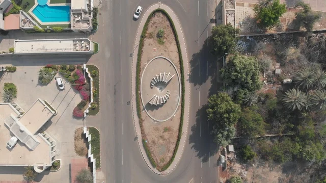 ميدان في مدينة جدة التاريخية في النهار حي الحجاز، النوافذ والرواشين والأبواب المصنوعة من الخشب، الاهتمام بزراعة أشجار النخيل الخضراء والنباتات في المدن السياحية، مناطق أثرية شعبية مشهورة في المملكة العربية السعودية, البناء الهندسي المعماري على النمط القديم