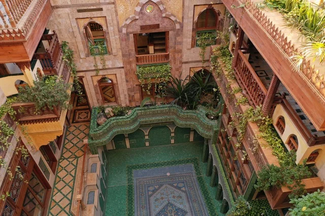 تجسيد أجواء فناء البيوت العتيقة التراثية في المملكة العربية السعودية, مفهوم الهدوء والاسترخاء, تفاصيل الزخرفة الجبسيه في الديكورات المنزلية ,الحياة البسيطة في المنازل التاريخية, حب الطراز التقليدي القديم، الاستمتاع بالمناظر الطبيعيه المتميزة