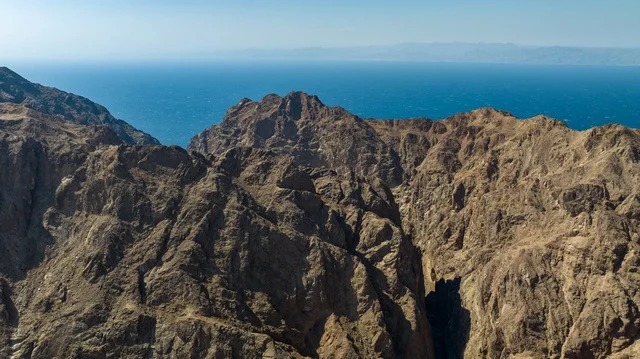 جمال المناطق السياحية في السعودية، صورة درون من الأعلى لوادي طيب اسم في شمال مقنا غرب البدع في السعودية ، ساحل البحر الاحمر في تبوك شمال المملكة العربية السعودية ، جمال المناطق السياحية في السعودية, خليج العقبة, نيوم، الطبيعة في مناطق المملكة العربية السعودية