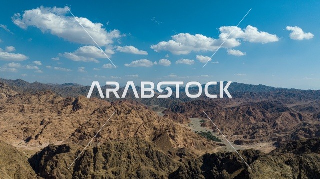 الطبيعة في مناطق المملكة العربية السعودية، جمال المناطق السياحية في السعودية، صورة درون من الأعلى لوادي طيب اسم في شمال مقنا غرب البدع في السعودية ، ساحل البحر الاحمر في تبوك شمال المملكة العربية السعودية ، جمال المناطق السياحية في السعودية, خليج العقبة, نيوم