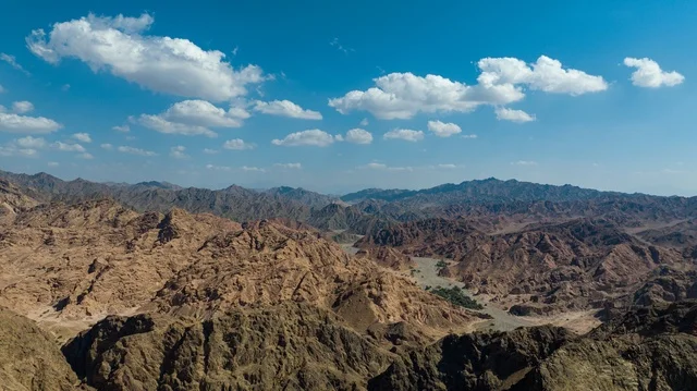 الطبيعة في مناطق المملكة العربية السعودية، جمال المناطق السياحية في السعودية، صورة درون من الأعلى لوادي طيب اسم في شمال مقنا غرب البدع في السعودية ، ساحل البحر الاحمر في تبوك شمال المملكة العربية السعودية ، جمال المناطق السياحية في السعودية, خليج العقبة, نيوم