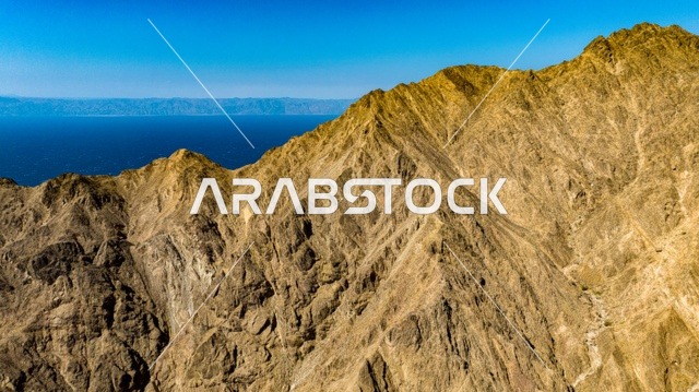 الطبيعة في مناطق المملكة العربية السعودية، جمال المناطق السياحية في السعودية، صورة درون من الأعلى لوادي طيب اسم في شمال مقنا غرب البدع في السعودية ، ساحل البحر الاحمر في تبوك شمال المملكة العربية السعودية ، جمال المناطق السياحية في السعودية, خليج العقبة, نيوم