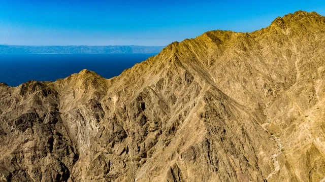 الطبيعة في مناطق المملكة العربية السعودية، جمال المناطق السياحية في السعودية، صورة درون من الأعلى لوادي طيب اسم في شمال مقنا غرب البدع في السعودية ، ساحل البحر الاحمر في تبوك شمال المملكة العربية السعودية ، جمال المناطق السياحية في السعودية, خليج العقبة, نيوم