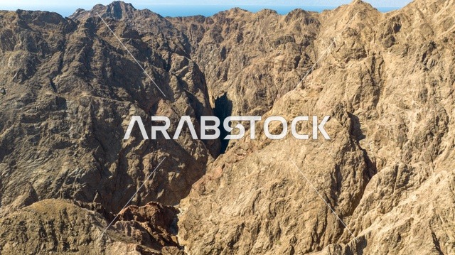 الطبيعة في مناطق المملكة العربية السعودية، جمال المناطق السياحية في السعودية، صورة درون من الأعلى لوادي طيب اسم في شمال مقنا غرب البدع في السعودية ، ساحل البحر الاحمر في تبوك شمال المملكة العربية السعودية ، جمال المناطق السياحية في السعودية, خليج العقبة, نيوم