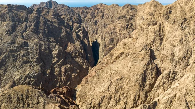 الطبيعة في مناطق المملكة العربية السعودية، جمال المناطق السياحية في السعودية، صورة درون من الأعلى لوادي طيب اسم في شمال مقنا غرب البدع في السعودية ، ساحل البحر الاحمر في تبوك شمال المملكة العربية السعودية ، جمال المناطق السياحية في السعودية, خليج العقبة, نيوم