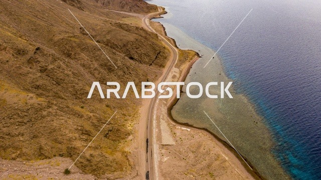 ساحل البحر الاحمر في تبوك شمال المملكة العربية السعودية ، الطبيعة في مناطق المملكة العربية السعودية، جمال المناطق السياحية في السعودية، صورة درون من الأعلى لشاطئ طيب اسم في شمال مقنا غرب البدع في السعودية ، جمال المناطق السياحية في السعودية, خليج العقبة, نيوم