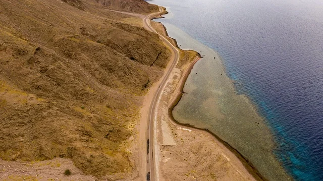 ساحل البحر الاحمر في تبوك شمال المملكة العربية السعودية ، الطبيعة في مناطق المملكة العربية السعودية، جمال المناطق السياحية في السعودية، صورة درون من الأعلى لشاطئ طيب اسم في شمال مقنا غرب البدع في السعودية ، جمال المناطق السياحية في السعودية, خليج العقبة, نيوم