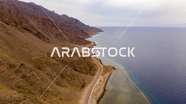 ساحل البحر الاحمر في تبوك شمال المملكة العربية السعودية ، الطبيعة في مناطق المملكة العربية السعودية، جمال المناطق السياحية في السعودية، صورة درون من الأعلى لشاطئ طيب اسم في شمال مقنا غرب البدع في السعودية ، جمال المناطق السياحية في السعودية, خليج العقبة, نيوم