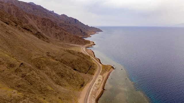 ساحل البحر الاحمر في تبوك شمال المملكة العربية السعودية ، الطبيعة في مناطق المملكة العربية السعودية، جمال المناطق السياحية في السعودية، صورة درون من الأعلى لشاطئ طيب اسم في شمال مقنا غرب البدع في السعودية ، جمال المناطق السياحية في السعودية, خليج العقبة, نيوم