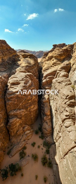 معالم السياحة في المملكة العربية السعودية، صورة لجبل السفينة في منطقة بجدة نيوم  شمال غرب المملكة العربية السعودية ، مناظر طبيعية خلابة للرمال الذهبية ، جبال ذات تشكيلات صخرية جذابة في تبوك ، معالم حضارية سياحية في المملكة العربية السعودية .