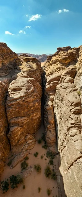 معالم السياحة في المملكة العربية السعودية، صورة لجبل السفينة في منطقة بجدة نيوم  شمال غرب المملكة العربية السعودية ، مناظر طبيعية خلابة للرمال الذهبية ، جبال ذات تشكيلات صخرية جذابة في تبوك ، معالم حضارية سياحية في المملكة العربية السعودية .