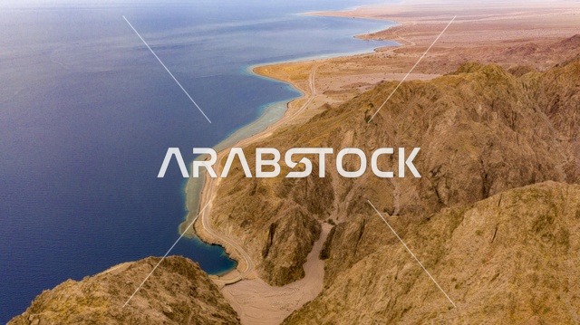 ساحل البحر الاحمر في تبوك شمال المملكة العربية السعودية ، الطبيعة في مناطق المملكة العربية السعودية، جمال المناطق السياحية في السعودية، صورة درون من الأعلى لشاطئ طيب اسم في شمال مقنا غرب البدع في السعودية ، جمال المناطق السياحية في السعودية, خليج العقبة, نيوم