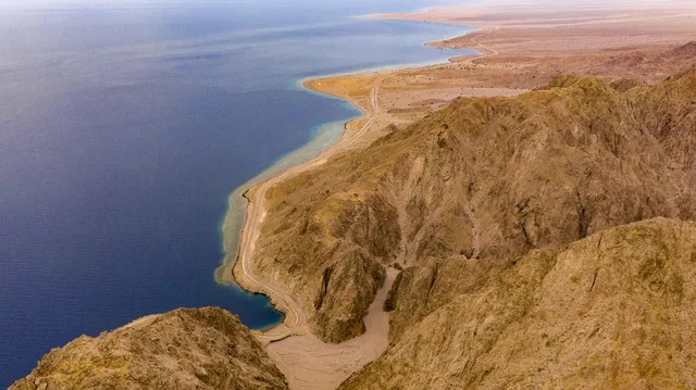 ساحل البحر الاحمر في تبوك شمال المملكة العربية السعودية ، الطبيعة في مناطق المملكة العربية السعودية، جمال المناطق السياحية في السعودية، صورة درون من الأعلى لشاطئ طيب اسم في شمال مقنا غرب البدع في السعودية ، جمال المناطق السياحية في السعودية, خليج العقبة, نيوم