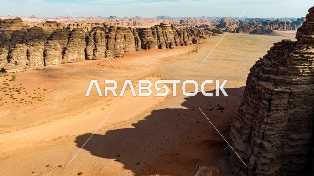 الطبيعة والبيئة الجبلية والمرتفعات في المملكة العربية السعودية، صورة لجبل السفينة في منطقة بجدة نيوم  شمال غرب المملكة العربية السعودية ، مناظر طبيعية خلابة للرمال الذهبية ، جبال ذات تشكيلات صخرية جذابة في تبوك ، معالم حضارية سياحية في المملكة العربية السعودية .