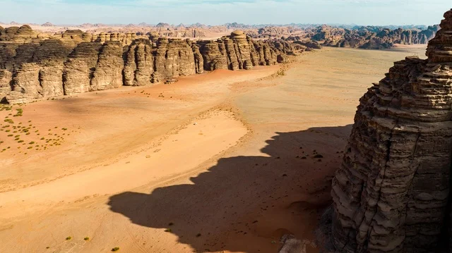 الطبيعة والبيئة الجبلية والمرتفعات في المملكة العربية السعودية، صورة لجبل السفينة في منطقة بجدة نيوم  شمال غرب المملكة العربية السعودية ، مناظر طبيعية خلابة للرمال الذهبية ، جبال ذات تشكيلات صخرية جذابة في تبوك ، معالم حضارية سياحية في المملكة العربية السعودية .