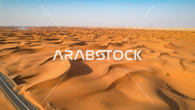 البيئة الجبلية والمرتفعات في المملكة العربية السعودية، صورة لجبل السفينة في منطقة بجدة نيوم  شمال غرب المملكة العربية السعودية ، مناظر طبيعية خلابة للرمال الذهبية ، جبال ذات تشكيلات صخرية جذابة في تبوك ، معالم حضارية سياحية في المملكة العربية السعودية .