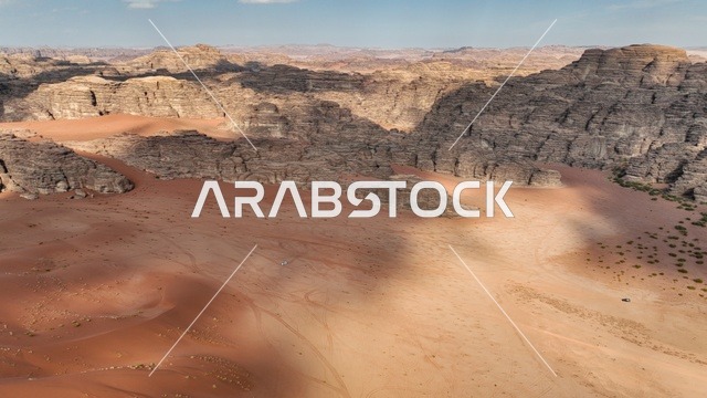 البيئة الجبلية والمرتفعات في المملكة العربية السعودية، صورة لجبل السفينة في منطقة بجدة نيوم  شمال غرب المملكة العربية السعودية ، مناظر طبيعية خلابة للرمال الذهبية ، جبال ذات تشكيلات صخرية جذابة في تبوك ، معالم حضارية سياحية في المملكة العربية السعودية .