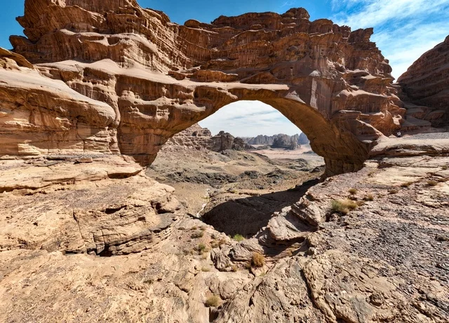 مناظر طبيعية للرمال الذهبية ، البيئة الجبلية والمرتفعات في المملكة العربية السعودية، صورة لجبل السفينة في منطقة بجدة نيوم  شمال غرب المملكة العربية السعودية ، جبال ذات تشكيلات صخرية جذابة في تبوك ، معالم حضارية سياحية في المملكة العربية السعودية .