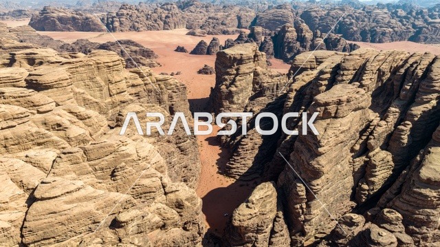 مناظر طبيعية للرمال الذهبية ، البيئة الجبلية والمرتفعات في المملكة العربية السعودية، صورة لجبل السفينة في منطقة بجدة نيوم  شمال غرب المملكة العربية السعودية ، جبال ذات تشكيلات صخرية جذابة في تبوك ، معالم حضارية سياحية في المملكة العربية السعودية .