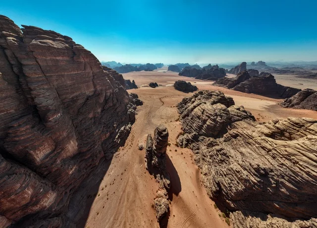 معالم حضارية سياحية في المملكة العربية السعودية،  مناظر طبيعية للرمال الذهبية ، البيئة الجبلية والمرتفعات في المملكة العربية السعودية، صورة لجبل السفينة في منطقة بجدة نيوم  شمال غرب المملكة العربية السعودية ، جبال ذات تشكيلات صخرية جذابة في تبوك .