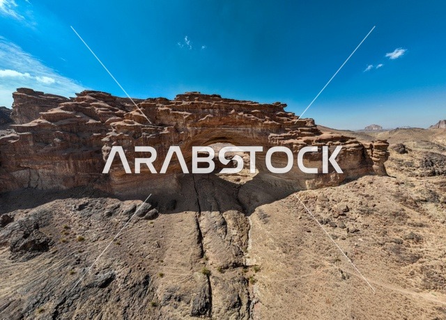 معالم حضارية سياحية في المملكة العربية السعودية،  مناظر طبيعية للرمال الذهبية ، البيئة الجبلية والمرتفعات في المملكة العربية السعودية، صورة لجبل السفينة في منطقة بجدة نيوم  شمال غرب المملكة العربية السعودية ، جبال ذات تشكيلات صخرية جذابة في تبوك .