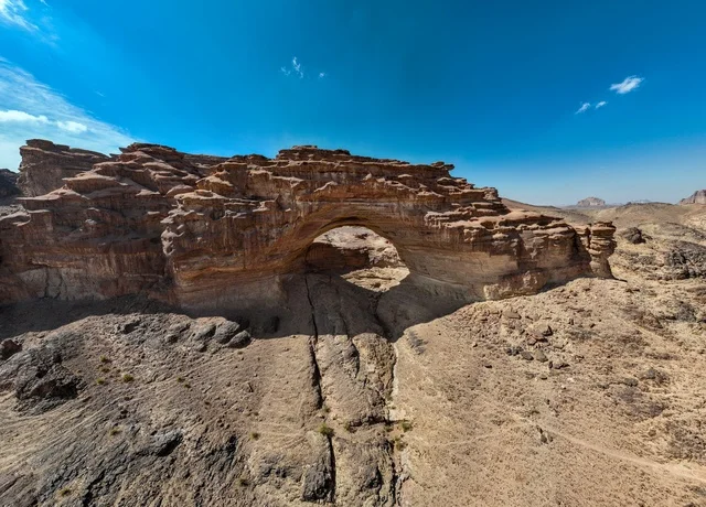 معالم حضارية سياحية في المملكة العربية السعودية،  مناظر طبيعية للرمال الذهبية ، البيئة الجبلية والمرتفعات في المملكة العربية السعودية، صورة لجبل السفينة في منطقة بجدة نيوم  شمال غرب المملكة العربية السعودية ، جبال ذات تشكيلات صخرية جذابة في تبوك .